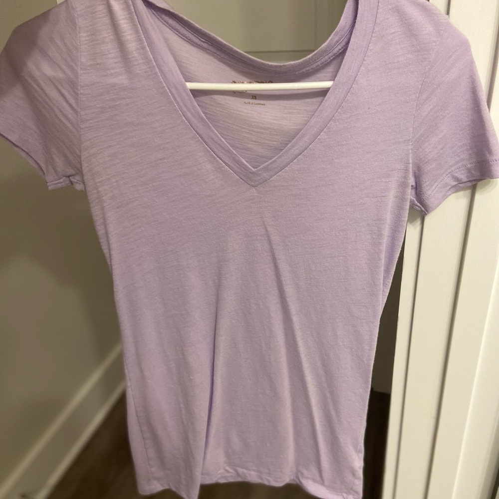Beautiful and simple lavender V neck shirt (XS)